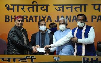 सपा विधायक हरिओम यादव और कांग्रेस विधायक नरेश सैनी ने थामा भाजपा का दामन